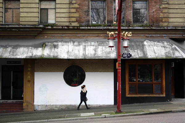 Uma Mulher Andando Chinatown Vancouver Colúmbia Britânica Canadá — Fotografia de Stock