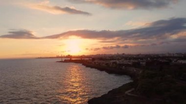 Gün batımında güzel bir deniz manzarası