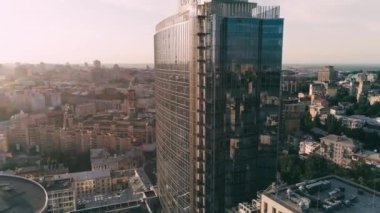 Güneşli bir günde modern bir gökdelen