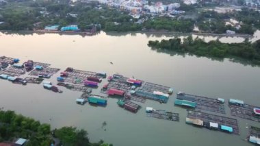 Denizin ve Vietnam 'daki su basmış evlerin insansız hava aracı görüntüleri.