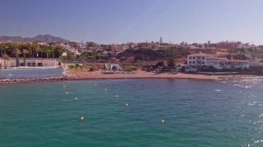 Mijas Costa 'daki sahil şeridinin tatil beldeleri ve yol trafiğiyle çekilmiş bir fotoğrafı.