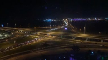 Aydınlatılmış bir yolun gece vakti
