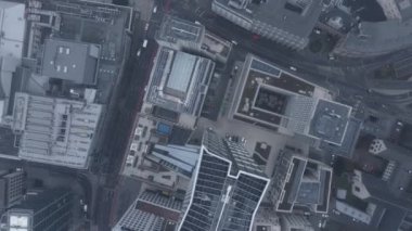 Flugaufnahme von der Frankfurter Skyline bei Nebel
