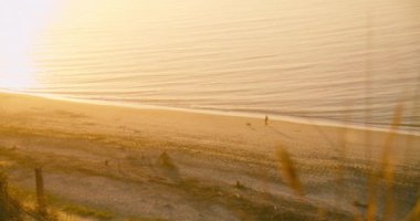 Güneşin doğuşunda sakin bir deniz manzarası