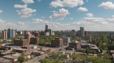 Mavi gökyüzünün altındaki Edmonton şehrinin güzel bir manzarası.