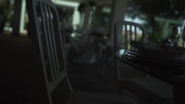 Bir düğün masasının yakın çekim görüntüleri.