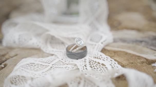 Közelkép Egy Gyűrűről Egy Csokor Rózsáról Fehér Csipke Szalaggal Összekötve — Stock videók