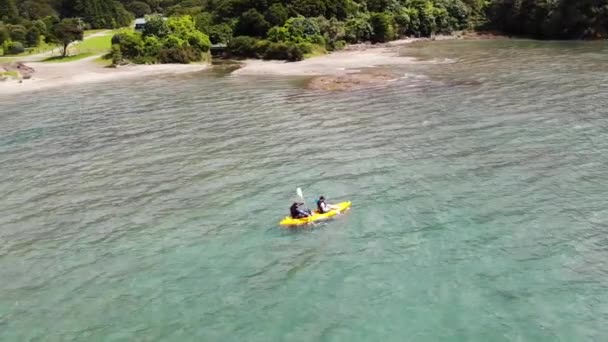Una Vista Aerea Due Persone Kayak Vicino Una Costa Una — Video Stock