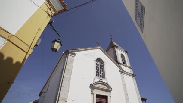 Ángulo Bajo Una Iglesia Bajo Cielo Azul — Vídeos de Stock