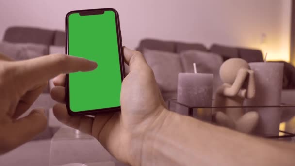 Sebuah Penggulungan Jari Pada Smartphone Dengan Layar Hijau — Stok Video