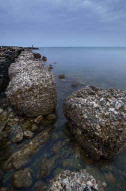 İtalya 'nın kuzeyinde bulutlu bir havada bir gölün dikey görüntüsü.