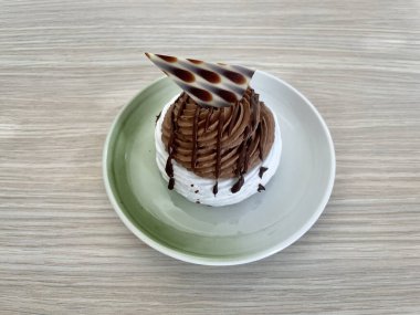 Çikolata kremalı ve çikolatalı Pavlova tatlısı. Pastaya Rus balerinin adı verilmiş..