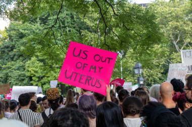 New York Foley Meydanı 'nda Anayasa Mahkemesi' nin Roe v. Wade 'e açtığı davadan sonra protestoların elinde karton tabelalar vardı.
