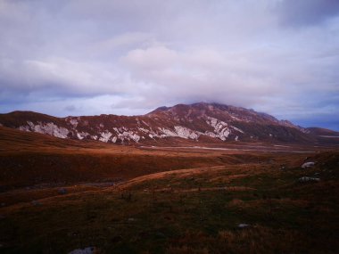 Campo Imperatore, Abruzzo, İtalya 'da bulutlu bir gün.