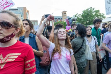 New York Foley Meydanı 'nda Anayasa Mahkemesi' nin Roe v. Wade 'e açtığı davadan sonra protestoların elinde karton tabelalar vardı.