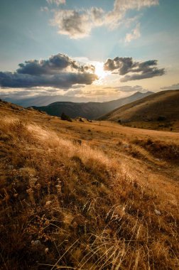 Terminillo, Lazio, İtalya 'daki dağlarda günbatımının dikey görüntüsü
