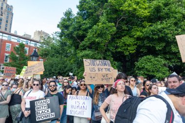 New York Foley Meydanı 'nda Anayasa Mahkemesi' nin Roe v. Wade 'e açtığı davadan sonra protestoların elinde karton tabelalar vardı.