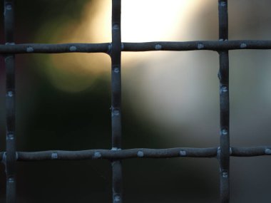 Bokeh arkaplan ile metal çit deseni