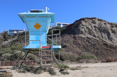 San Clemente, Kaliforniya 'daki sahil kayalıklarının önünde bir cankurtaran kulesi.