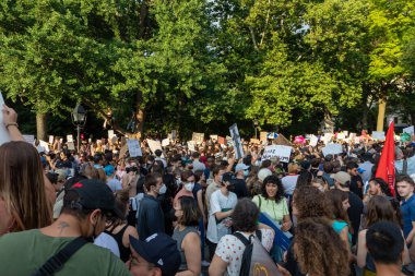 Protestocular, Anayasa Mahkemesi 'nin Roe-Wade davasını düşürmesinin ardından ellerinde karton tabelalar tutuyorlar. Foley Meydanı.