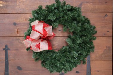 Noel tatili çelengi. Duvarında büyük bir fiyonk asılı.