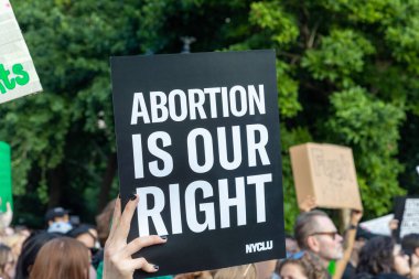 New York Foley Meydanı 'nda Anayasa Mahkemesi' nin Roe v. Wade 'e açtığı davadan sonra protestoların elinde karton tabelalar vardı.