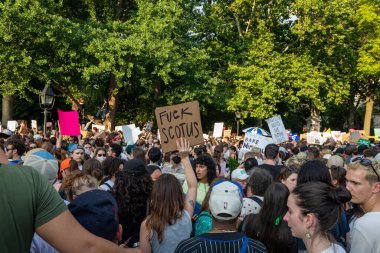 Protestocular, Anayasa Mahkemesi 'nin Roe-Wade davasını düşürmesinin ardından ellerinde karton tabelalar tutuyorlar. Foley Meydanı.