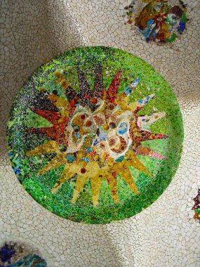 Park Guell, Barcelona, İspanya 'da mozaik desenli seramik bir eserin dikey çekimi.