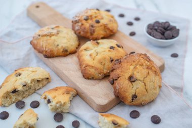 Yüksek açılı çikolatalı kurabiyeler.