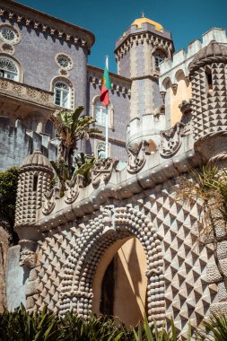 Pena Ulusal Sarayı 'nın Estrada da Pena, Sintra, Portekiz' deki parlak güneş ışığı altında dikey çekimi