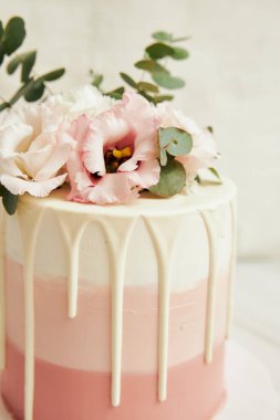 Masadaki düğün pastasının yakın plan fotoğrafı.