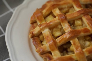 Tabakta ev yapımı elmalı turta