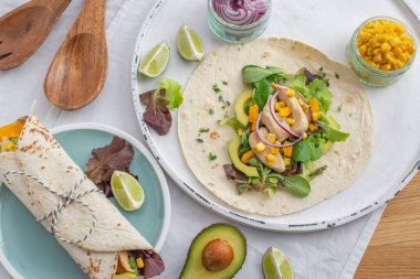 Taze tortilla tabaktaki malzemelerle sarmalanır.