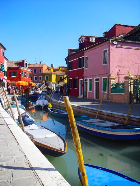 Eine Vertikale Aufnahme Von Booten Gondel Über Einem Kanal Venedig — Stockfoto