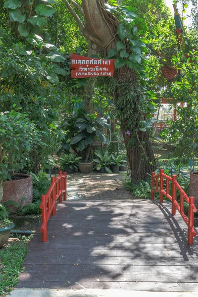 Een Verticaal Shot Van Een Chinese Tempel Tuin Chonburi Thailand — Stockfoto