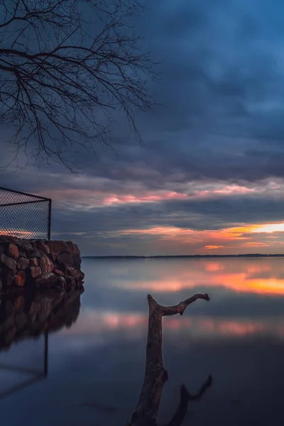 Tiro Vertical Pôr Sol Vibrante Lago Ile Perrot Sudoeste Quebec — Fotografia de Stock