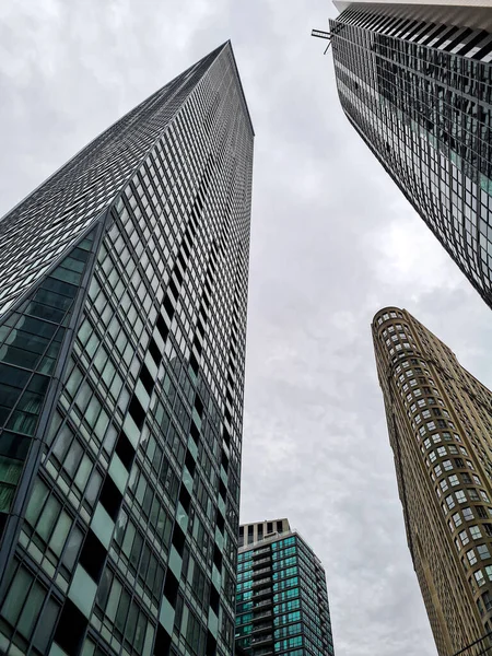 Ein Vertikaler Blick Auf Hohe Bürotürme Gegen Den Wolkenverhangenen Himmel — Stockfoto