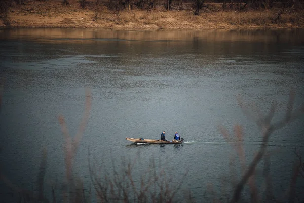 Zwei Männer Segeln Auf Fischerboot — Stockfoto