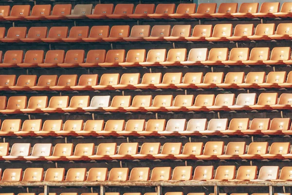 Большой Желтый Ряд Пустых Театральных Кресел — стоковое фото