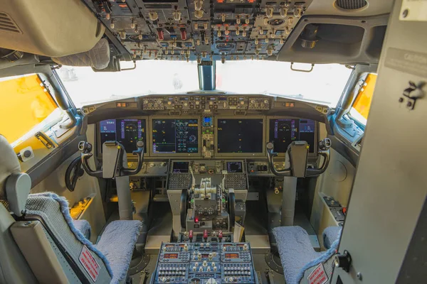Полный Пустой Boeing 737 Max Cockpit — стоковое фото
