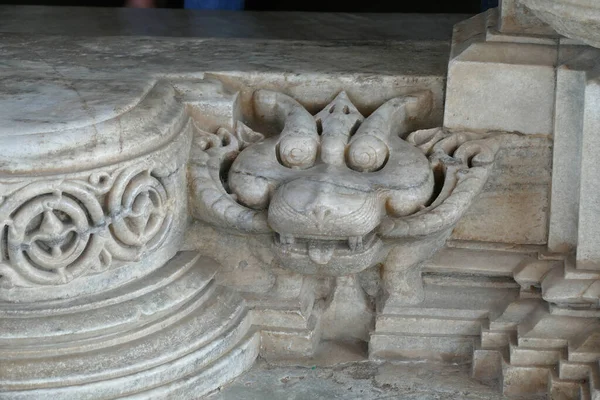Zbliżenie Rzeźbionych Ornamentów Starożytnej Świątyni Ranakpur Jain Indiach — Zdjęcie stockowe