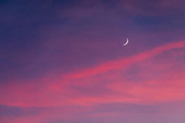Una Hermosa Luna Creciente Cielo Nocturno Rosa Púrpura — Foto de Stock