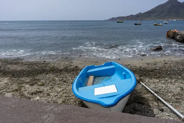 Ein Blaues Tropisches Boot Der Nassen Küste Vor Dem Hintergrund — Stockfoto