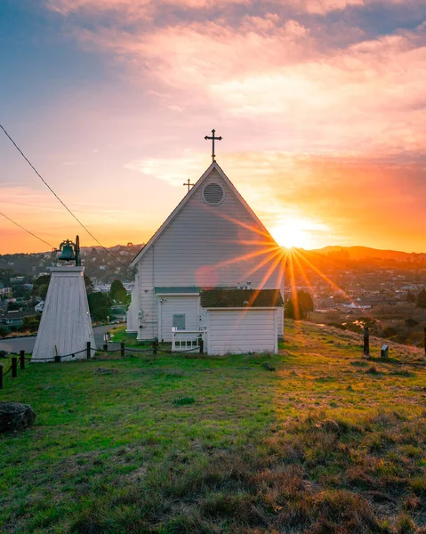 Vertikální Záběr Moderního Kostela Poli Při Západu Slunce — Stock fotografie
