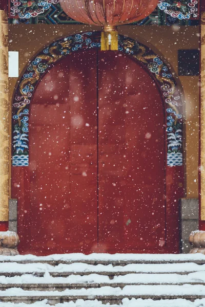 Ein Schnee Vordergrund Einer Alten Chinesischen Tür — Stockfoto