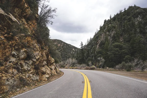 Uma Longa Estrada Através Das Montanhas Califórnia — Fotografia de Stock