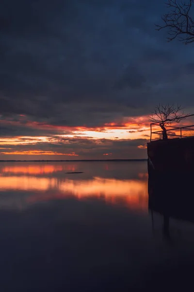 Una Toma Vertical Una Vibrante Puesta Sol Lago Ile Perrot —  Fotos de Stock