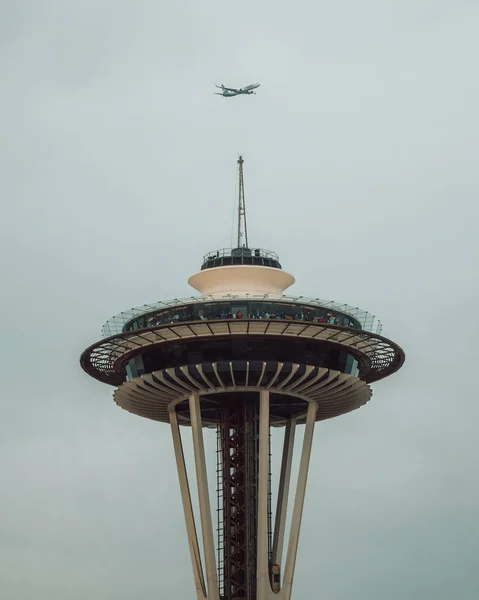 Samolot Przelatujący Nad Pokładem Obserwacyjnym Space Needle Seattle Waszyngton — Zdjęcie stockowe