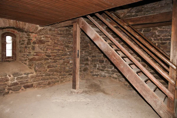 一间有石墙的空荡荡的房间内的木制台阶 — 图库照片
