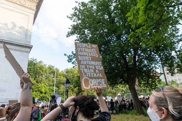 Les Manifestants Portant Des Pancartes Carton Après Que Cour Suprême — Photo